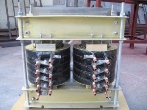 用途：中頻電抗器用于中頻電源作為限流用，產(chǎn)品鐵芯采用優(yōu)質(zhì)冷軋硅鋼片制成，線圈用 T2 銅管繞制，采用水冷卻方式運(yùn)行。